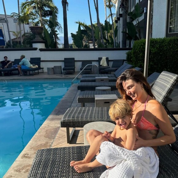 Isis Valverde e o filho aproveitam verão norte-americano em casa avaliada em R$16 milhões