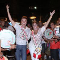 Com novo look, Susana Vieira samba no ensaio de rua da Grande Rio: 'Maravilhoso'