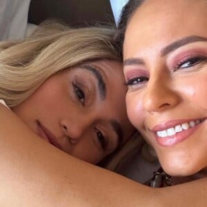 Paolla Oliveira posta foto na cama com Nanda Costa