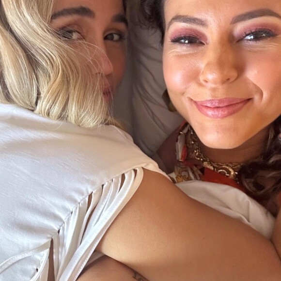 Paolla Oliveira se declarou a Nanda Costa em fotos na cama