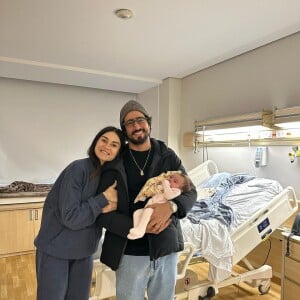 Thaila Ayala e Renato Góes com a filha, Tereza, de dois meses, após a menina passar por uma cirurgia no coração