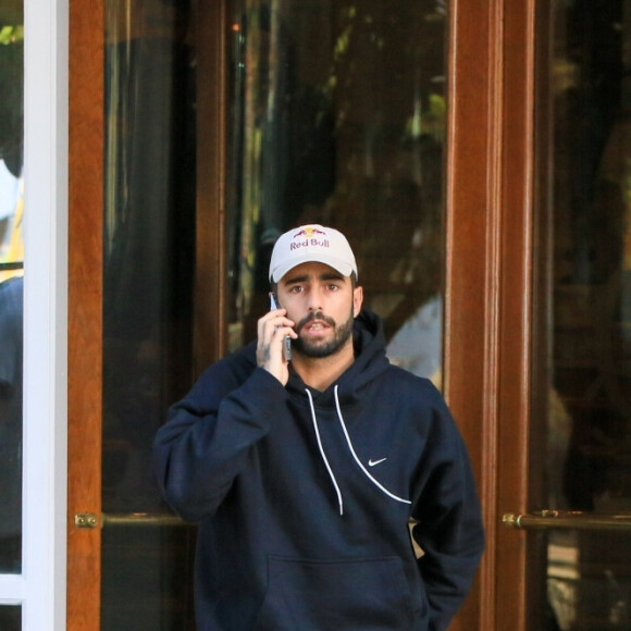 Pedro Scooby foi visto deixando a festa de Vini Jr. com uma jovem e se manifestou: 'Andando do lado da pessoa na rua. Virou crime! (risos)'