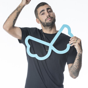 Pedro Scooby deixou festa de Vini Jr. ao lado de uma jovem, mas não foi visto de mãos dadas com ela e nem trocando carinhos