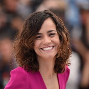 Alice Braga também foi lembrado por pessoas que criticaram o vídeo que afirmava que Bruna Marquezine foi a primeira brasileira protagonista em Hollywood.