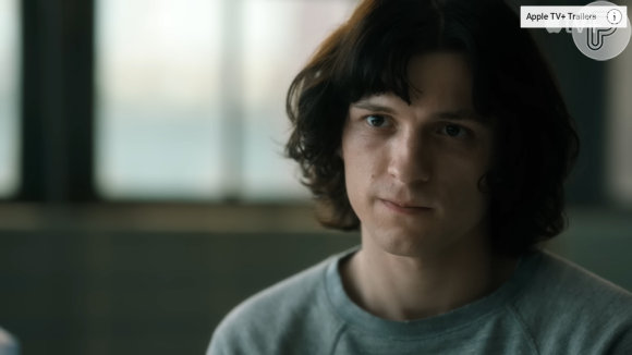 Tom Holland dá vida a Danny Sullivan, uma rapaz que tem transtorno dissociativo de identidade na série 'The Crowded Room'. 