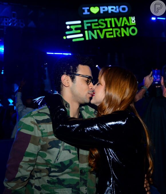 Sophia Abrahão e Sérgio Malheiros trocaram beijos no segundo dia de festival de música no Rio de Janeiro em 15 de julho de 2023