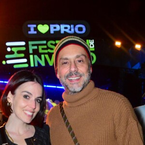 Alexandre Nero e a mulher, Karen Brusttolin, posaram juntos no segundo dia de festival de música no Rio de Janeiro em 15 de julho de 2023