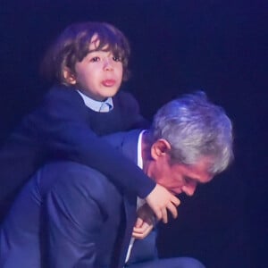 Filho de Serginho Groisman, Thomas, se divertiu com o pai no palco do teatro Sergio Cardoso em São Paulo