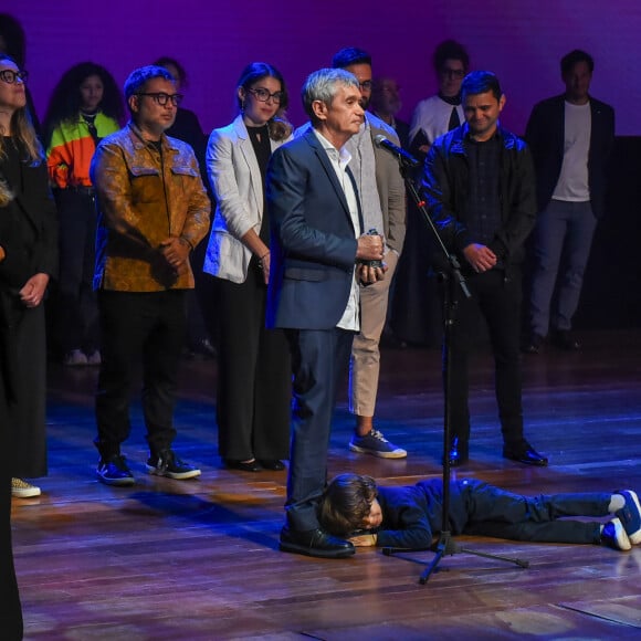 Filho de Serginho Groisman, Thomas fingiu estar dormindo e roubou a cena em premiação