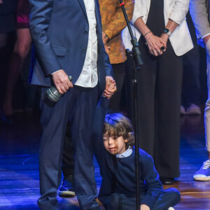 Filho de Serginho Groisman, Thomas acompanhou o pai, que foi receber o troféu da APCA de Melhor Programa de Variedades, pelo 'Altas Horas'