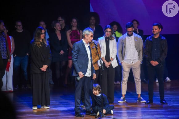 Filho de Serginho Groisman, Thomas acompanhou o pai, que foi receber o troféu da APCA de Melhor Programa de Variedades, pelo 'Altas Horas'