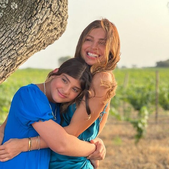 Grazi Massafera levou Sofia, sua filha, para a viagem para Portugal e o casamento de Ricardo Pereira.