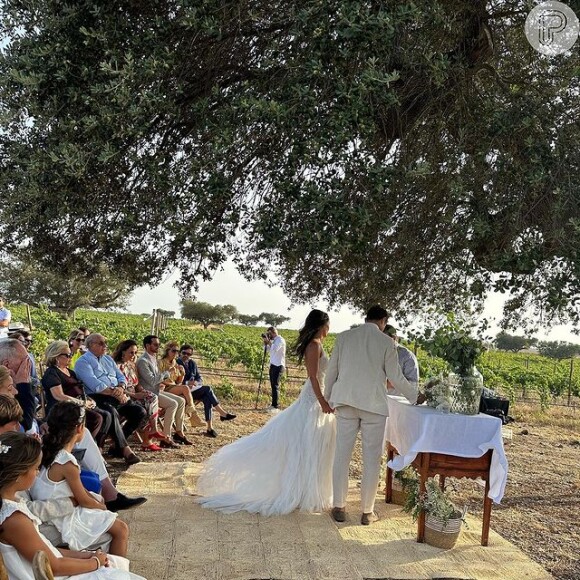 A renovação de votos entre Ricardo Pereira e a esposa aconteceu em uma fazenda em Portugal e Grazi Massafera mostrou alguns detalhes da cerimônia.