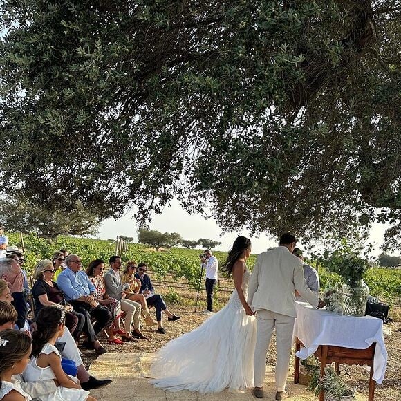 A renovação de votos entre Ricardo Pereira e a esposa aconteceu em uma fazenda em Portugal e Grazi Massafera mostrou alguns detalhes da cerimônia.