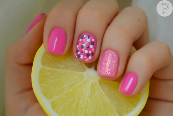 Mix de nail art: que tal essa opção de unhas decoradas na tendência Barbiecore?