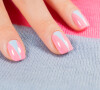 Rosa e azul se combinam nessa nail art básica para quem ama unhas decoradas na tendência Barbiecore