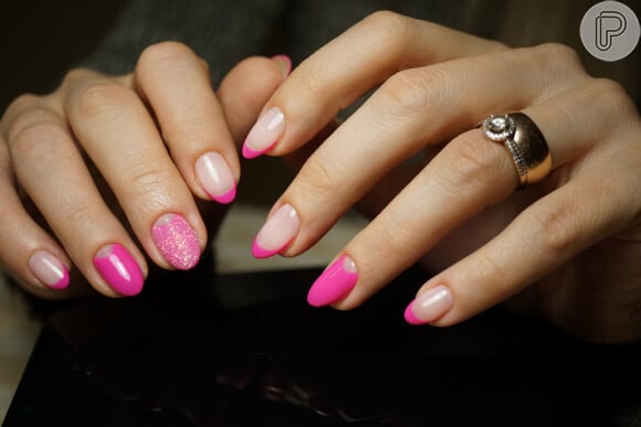 Francesinha cor de rosa e glitter se combinaram nessa nail art com estilo Barbiecore