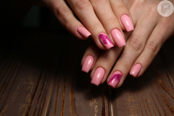 As unhas em esmalte cor de rosa e com efeito marmorizado são opção minimalista para quem quer aderir ao Barbiecore