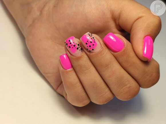 Unhas decoradas com esmalte cor de rosa pink e pontilhado preto fica criativo e divertido