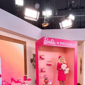Ana Maria Braga fez 'cosplay' de Barbie em uma ação publicitária de uma marca de calçados