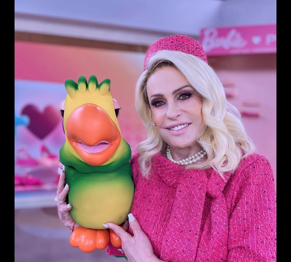 Foto Ana Maria Braga De Barbie Com O Louro Mané Fantoche Abriu O Programa Cantando O Hit 