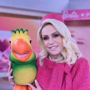 Ana Maria Braga, de Barbie, com o Louro Mané; fantoche abriu o programa cantando o hit 'Barbie Girl'