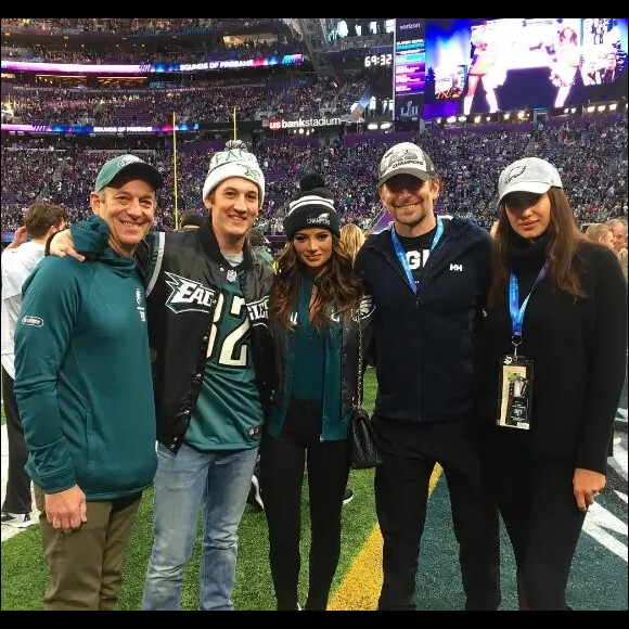 Irina Shayk e Bradley Cooper quando ainda estavam juntos torceram pelo Eagles, time adversário de Tom Brady.