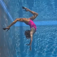 'Você é humana?': Dançarina banca a Barbie sereia e viraliza com impressionante performance debaixo d'água