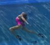 Usando maiô rosa, salto salto e bolsa, dançarina aquática arrasa ao som de música de trilha sonora de "Barbie"