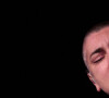 Sinéad O'Connor cantou acapella a música 'War', eternizada na voz de Bob Marley. Ela fez adaptações na letra original para fazer um protesto contra o abuso infantil