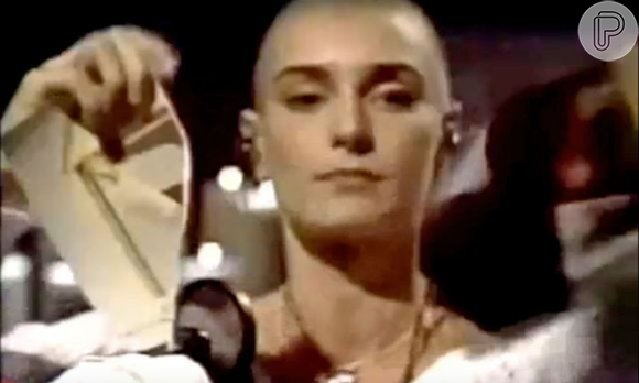 Sinéad O'Connor fez um protesto contra os casos de abuso infantil dentro da Igreja Católica e, principalmente, a tentativa da instituição de abafar os crimes durante anos