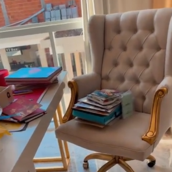 Jojo Todynho equipou o escritório com cadeiras confortáveis com detalhes dourados