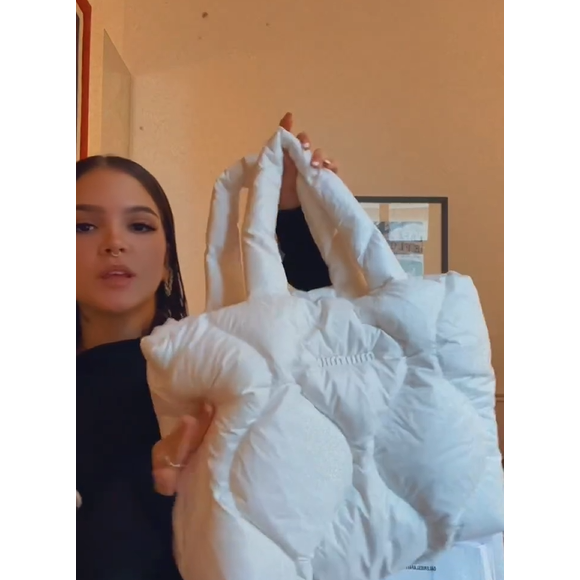 Mel Maia, em Paris, mostra bolsa nova da grife Miu Miu