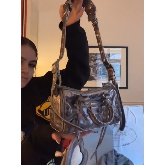 Mel Maia, em Paris, compra sua primeira bolsa da Balenciaga: o modelo Le Cagole é vendida pelo valor aproximado de R$ 19 mil