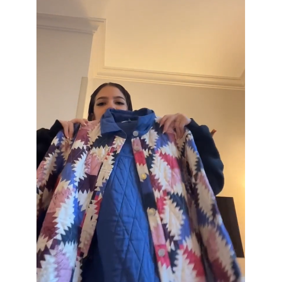 Mel Maia, em Paris, investe em jaqueta oversized Isabel Marant Étoile estampada e com textura acolchoada