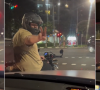 Rapaz de Singapura numa moto viraliza por gesto inesperado e fofo