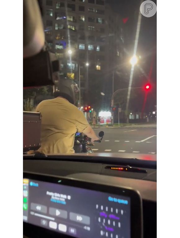 A internet se derreteu pelo motociclista fofo que acariciou o carro ao seu lado no trânsito