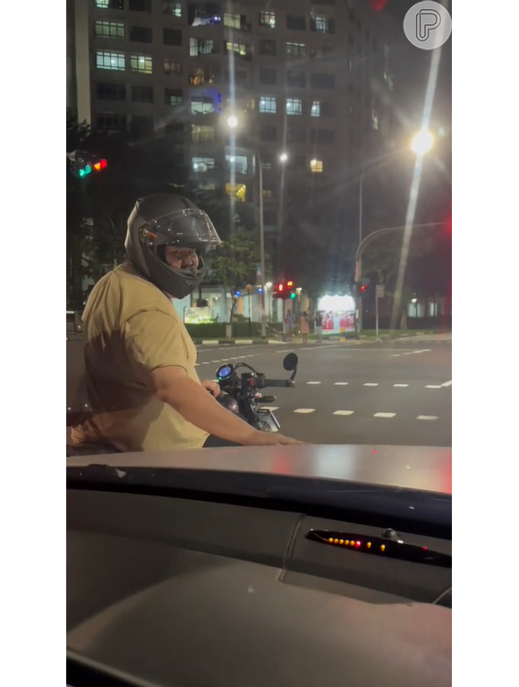 Vídeo mostra motociclista acariciando o capô do carro ao seu lado, enquanto espera o semáforo abrir