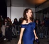 Kristen Davis usou vestido azul royal com decote ombro a ombro e 'tomara que caia'