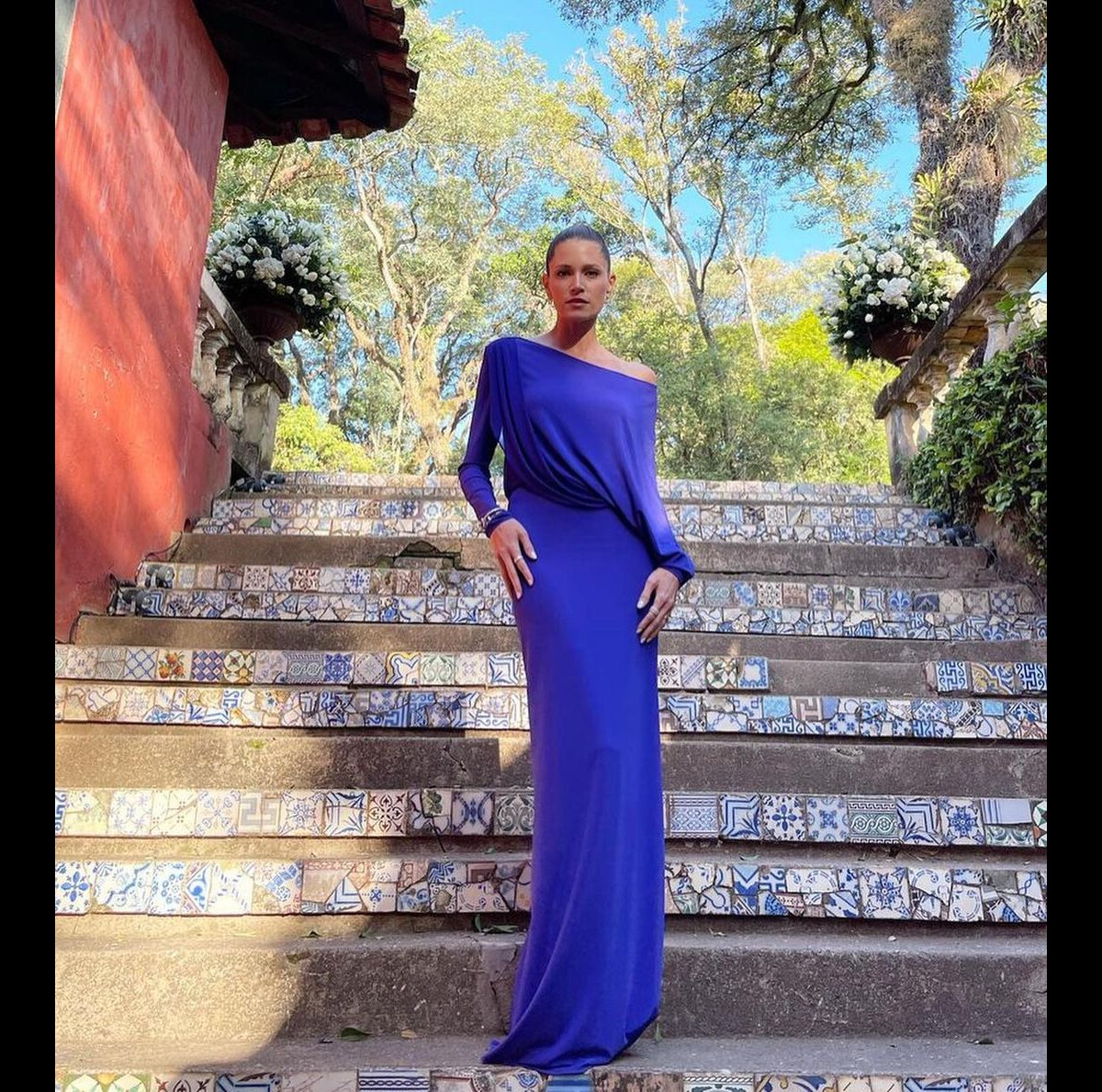 Vestido de festa azul royal: veja looks de Marina Ruy Barbosa e mais  famosas para casamento