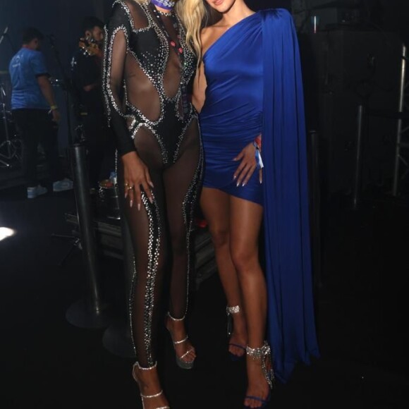 Em evento com Yasmin Brunet, Bruna Marquezine usou vestido azul royal curto e assimetrico.