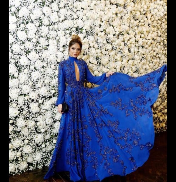 Dina Barcelo usou um vestido de festa azul royal com um decote e acinturado.
