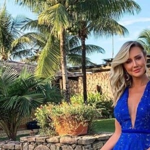 Ana Paula Siebert usou um vestido azul royal com 'babado' e decote.