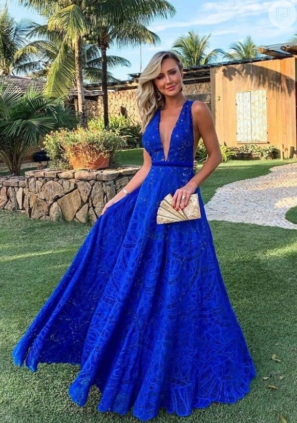 Ana Paula Siebert usou um vestido azul royal com 'babado' e decote.