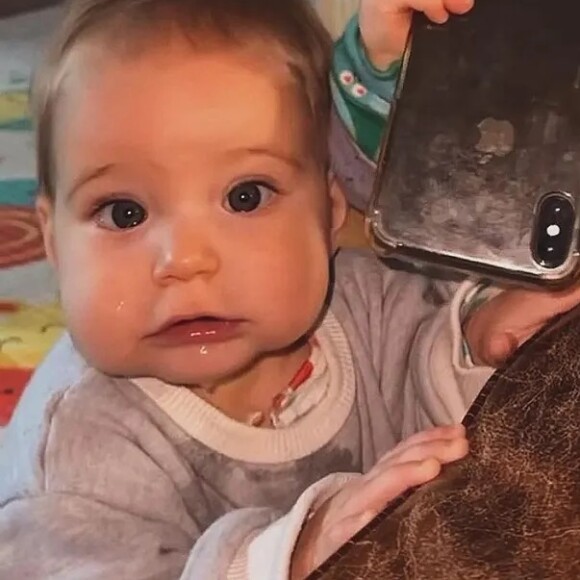 Isabella Scherer deu a luz para Bento e Mel, seus primeiros filhos, eles são netos do nadador Xuxa.