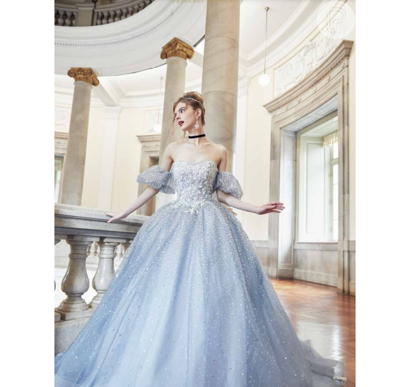 Vestido de noiva inspirado em Cinderela é quase uma réplica da animação para a vida real. O azul e o brilho é o predominante e fica lindo.