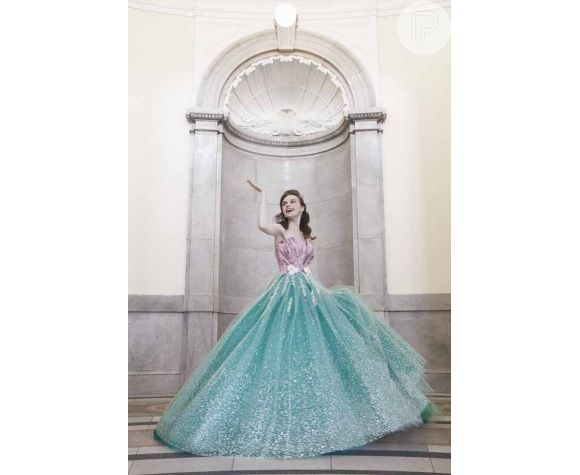 Vestido de noiva inspirado na princesa Ariel tem duas cores, verde e lilás, capricha no brilho e ainda tem pequenas cochas nos detalhes.