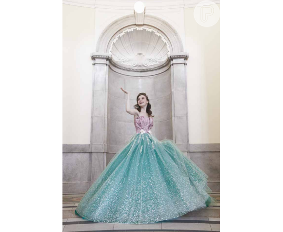 Foto: Vestido de noiva inspirado em Cinderela é quase uma réplica da  animação para a vida real. O azul e o brilho é o predominante e fica lindo.  - Purepeople