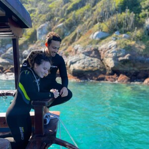 Larissa Manoela e André Luiz Frambach aproveitaram o dia de férias para mergulhar