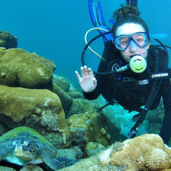 Larissa Manoela compartilhou detalhes de seu mergulho nas redes sociais